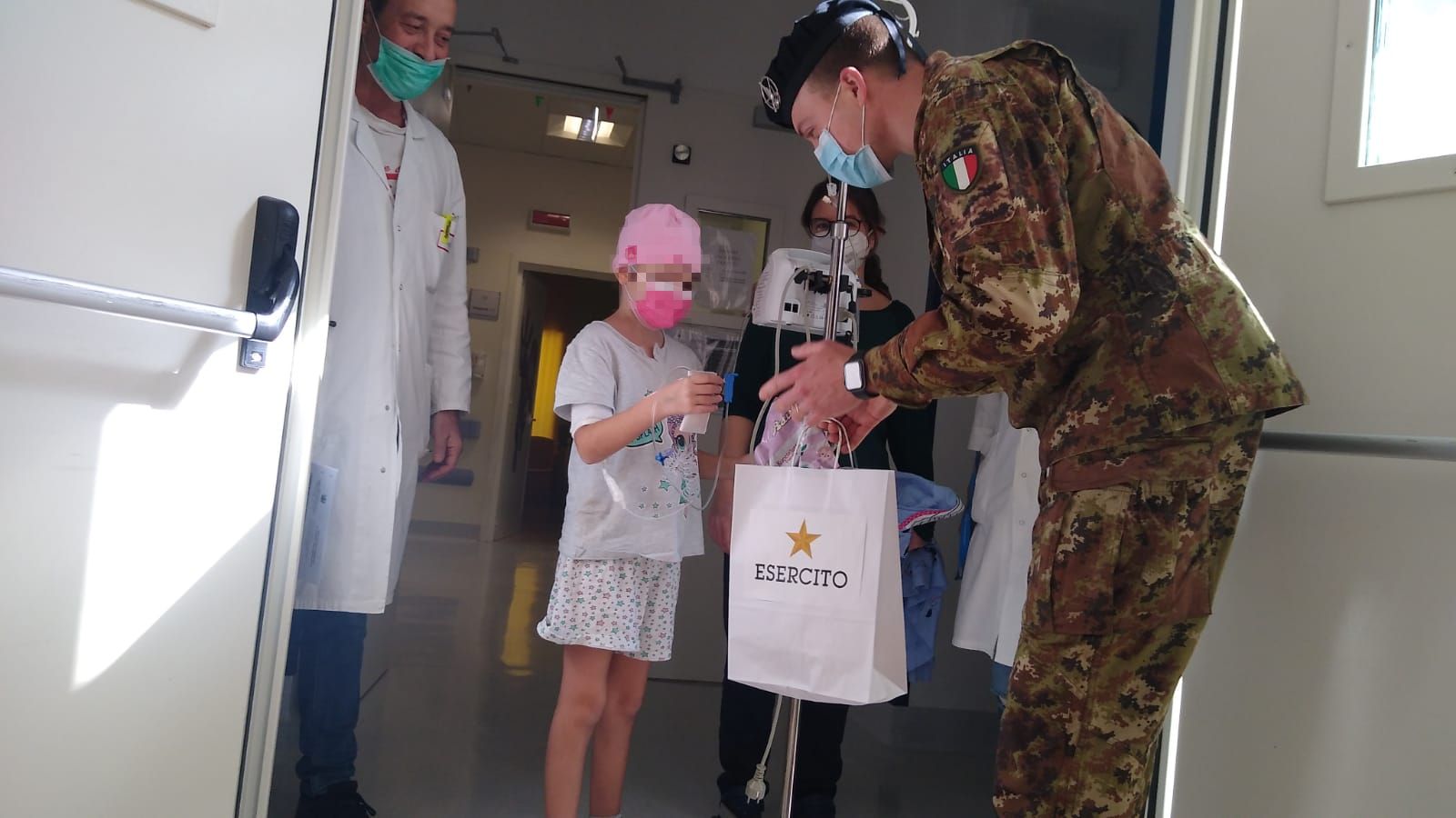 Uova di cioccolato nei reparti di Pediatria del Policlinico di Bari grazie ai Militari e all’Associazione Agebeo