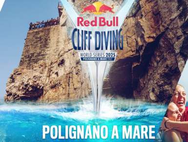Il cuore del ''Red bull Cliff Diving'' torna a battere sulle scogliere di Polignano a Mare.