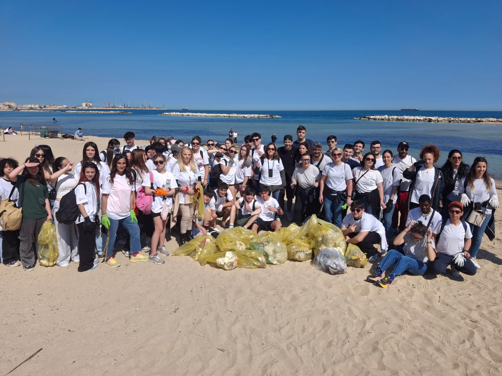 Bari, la "Plastic Race" riparte dal senso civico: oltre 80 studenti puliscono il litorale