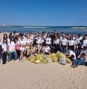 Bari, la "Plastic Race" riparte dal senso civico: oltre 80 studenti puliscono il litorale